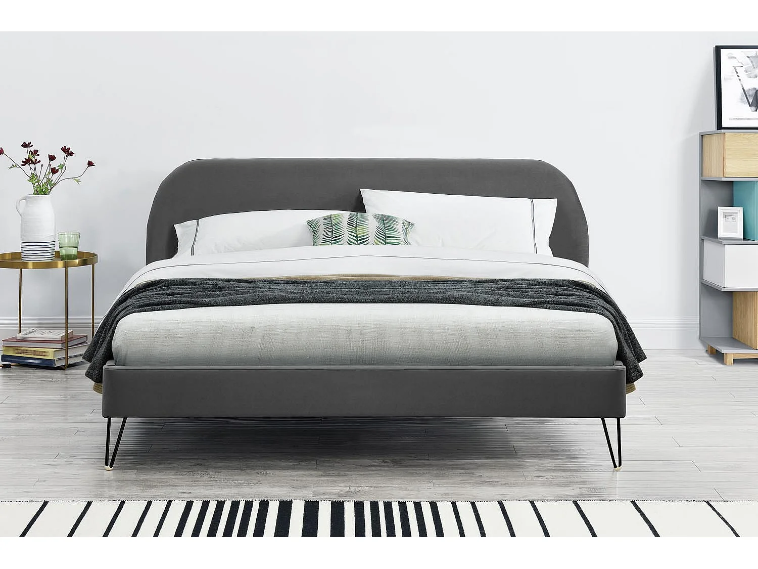 Structure de lit 160 x 200 cm en velours gris et pieds noirs PHOENIX