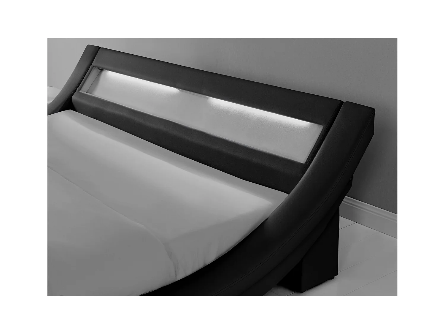 Cadre de lit avec LED 140 x 190 cm en PU noir PADDINGTON