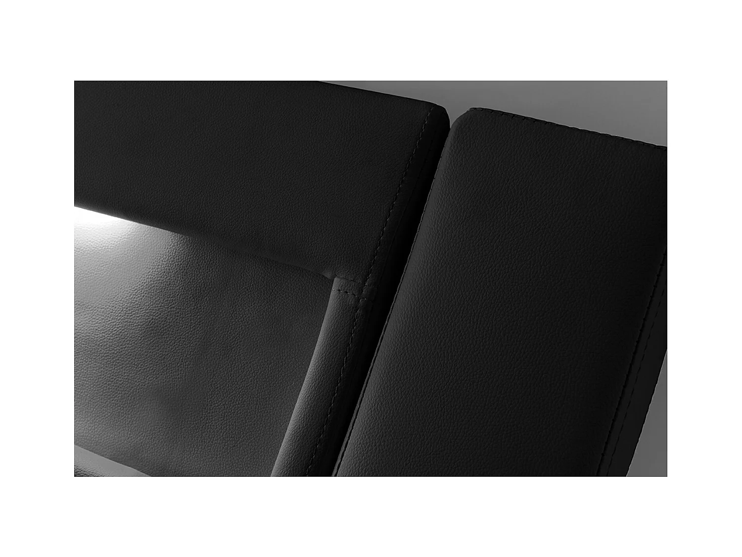 Cadre de lit avec LED 140 x 190 cm en PU noir PADDINGTON