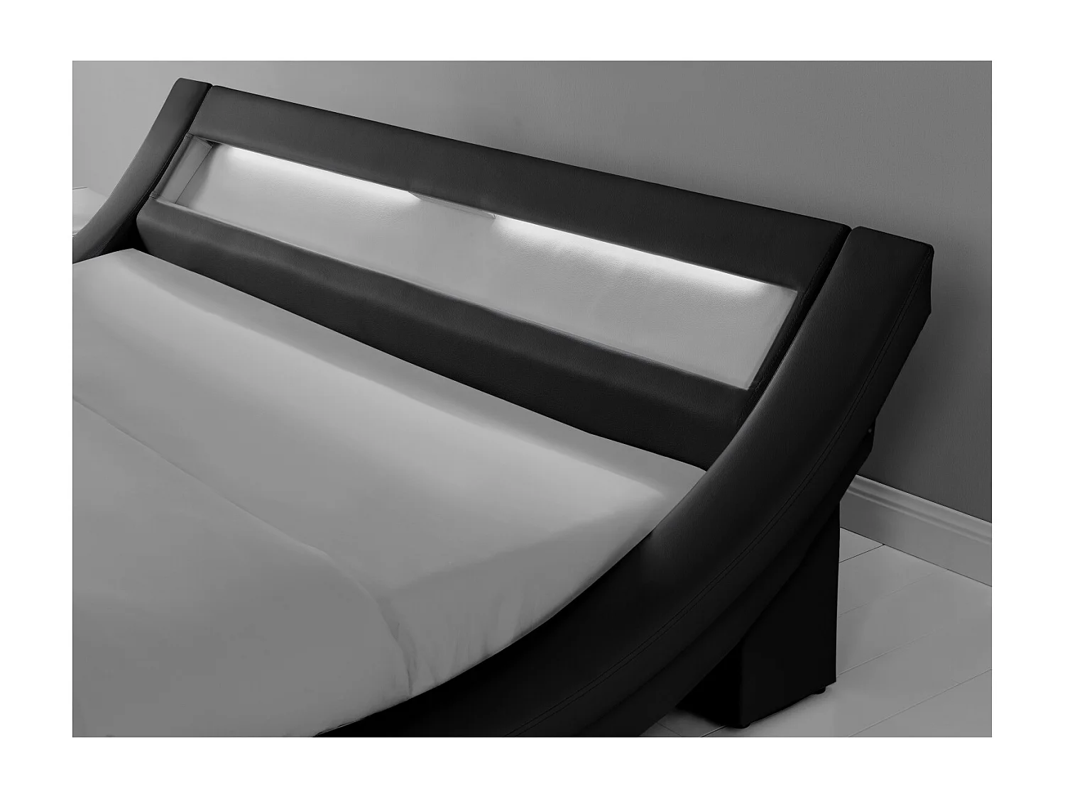 Cadre de lit avec LED 140 x 190 cm en PU noir PADDINGTON