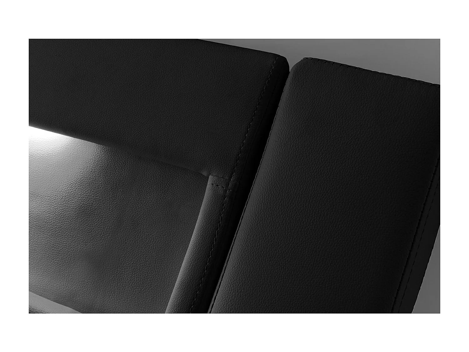 Cadre de lit avec LED 140 x 190 cm en PU noir PADDINGTON