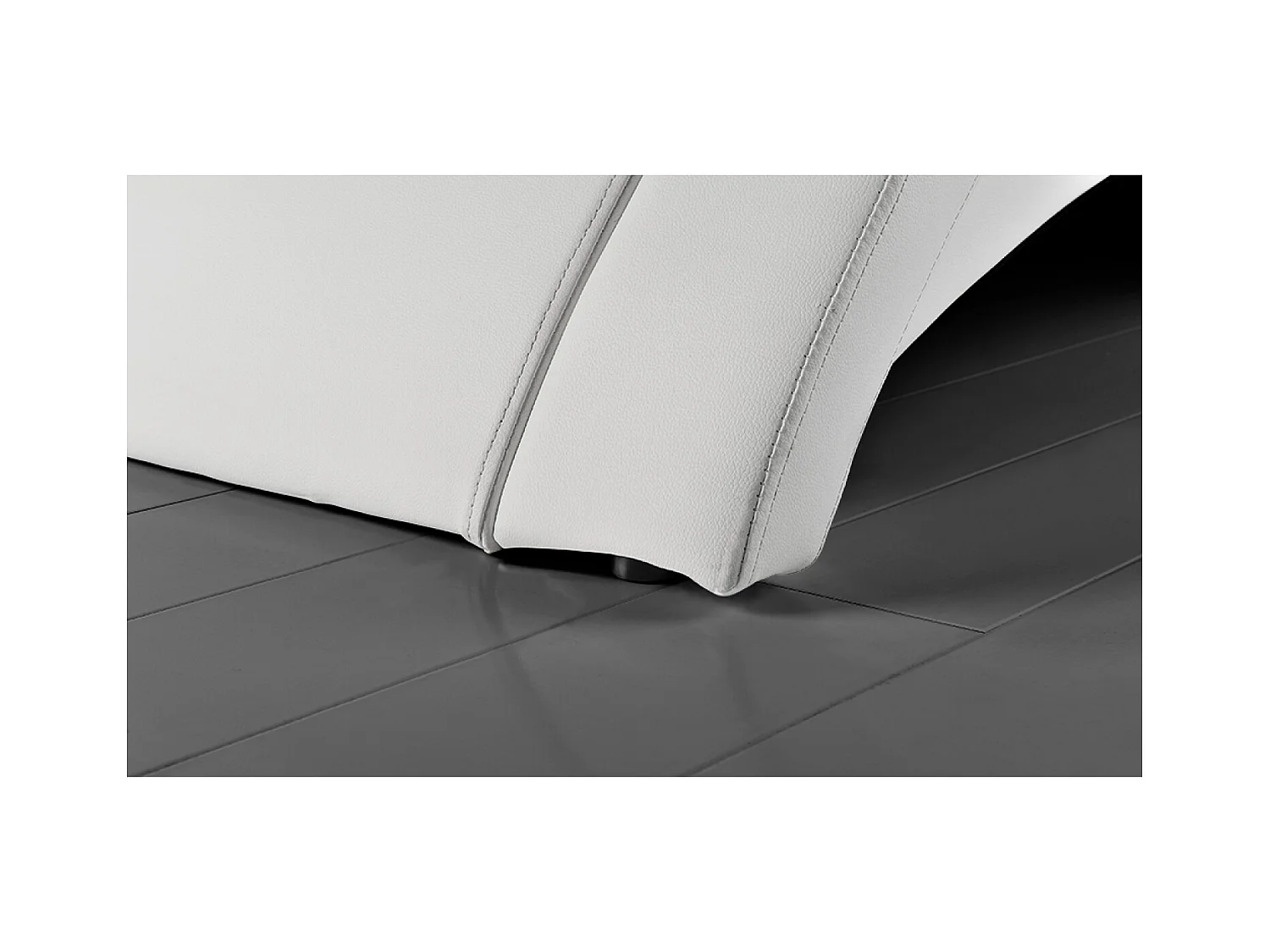 Cadre de lit avec LED 140 x 190 cm en PU blanc PADDINGTON