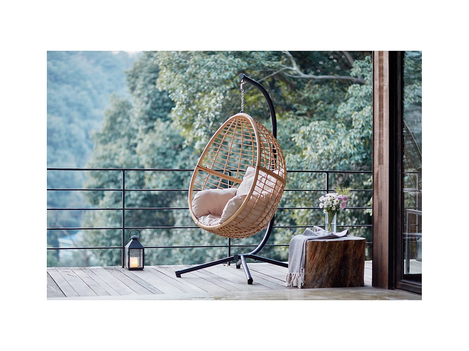 Fauteuil suspendu en résine tressée beige et noir AUROA