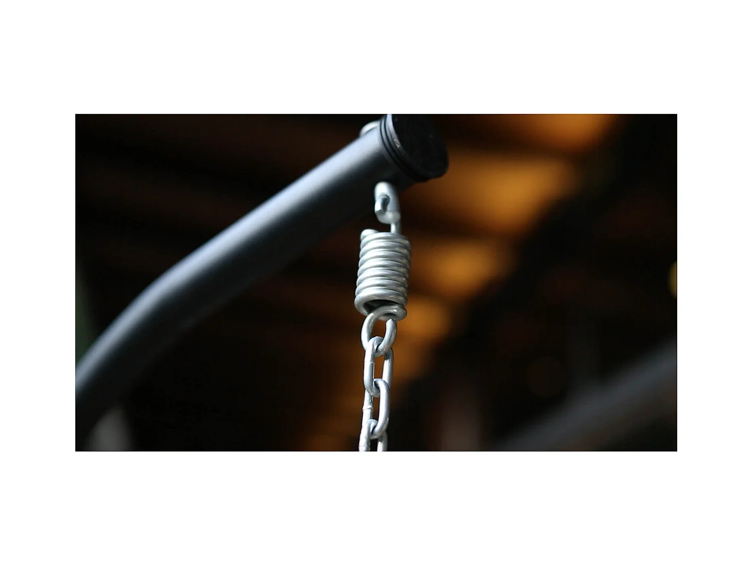 Fauteuil suspendu en résine tressée beige et noir AUROA