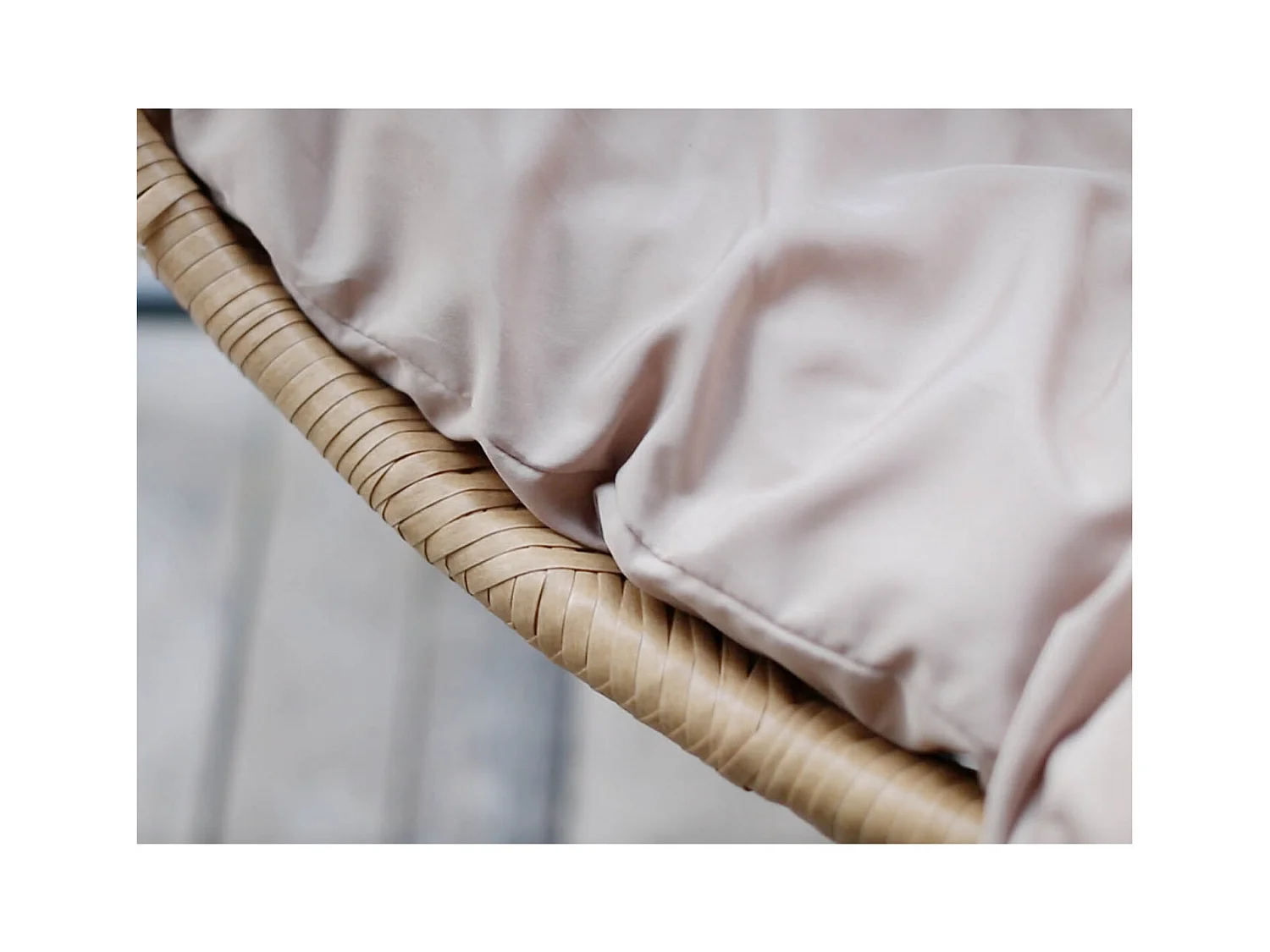 Fauteuil suspendu en résine tressée beige et noir AUROA