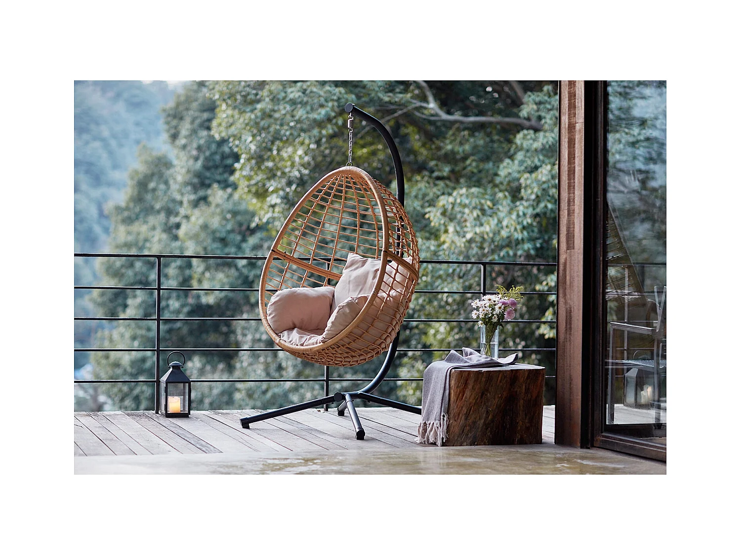 Fauteuil suspendu en résine tressée beige et noir AUROA