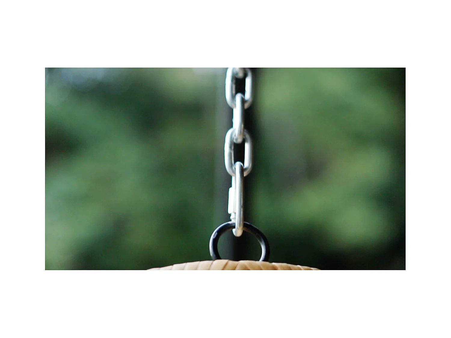 Fauteuil suspendu en résine tressée beige et noir AUROA