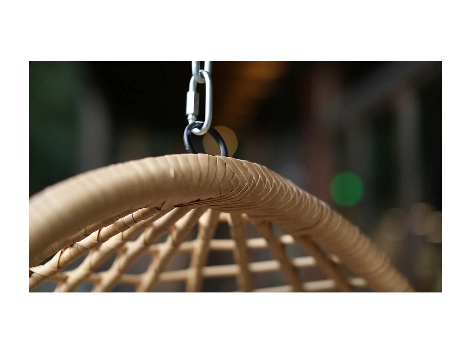 Fauteuil suspendu en résine tressée beige et noir AUROA