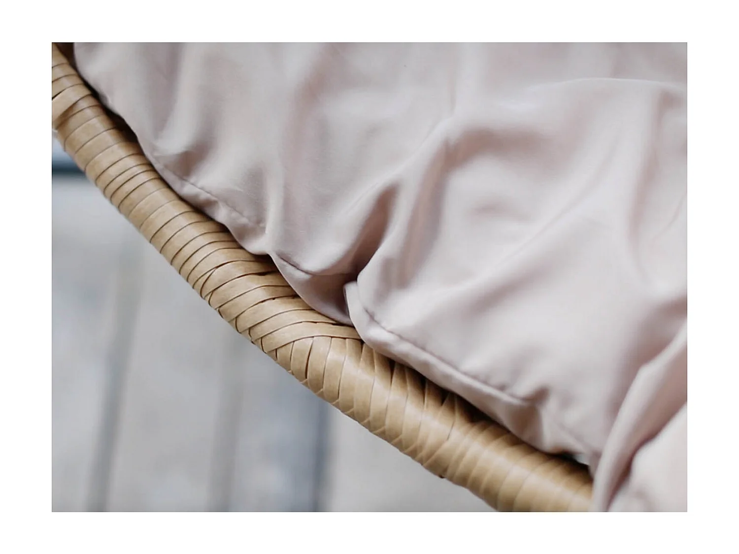 Fauteuil suspendu en résine tressée beige et noir AUROA