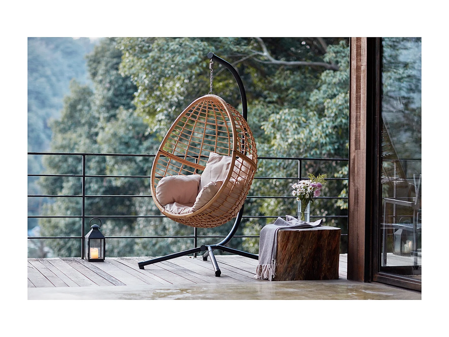 Fauteuil suspendu en résine tressée beige et noir AUROA