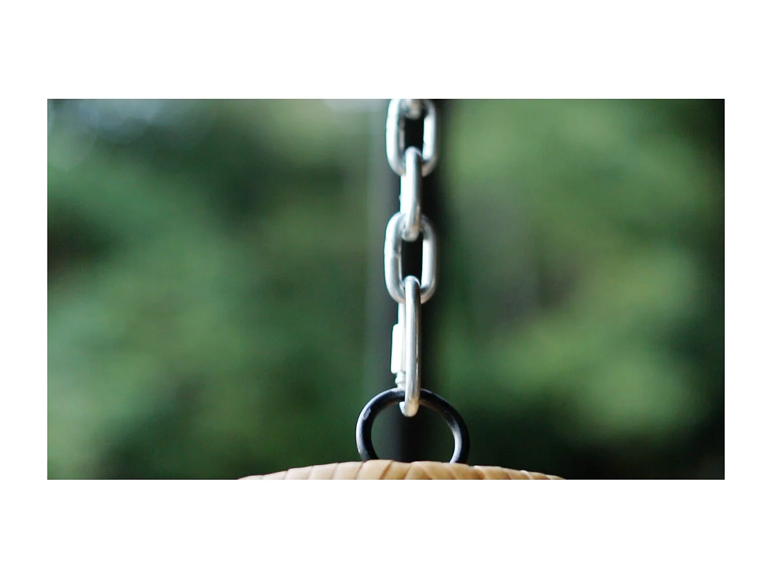 Fauteuil suspendu en résine tressée beige et noir AUROA