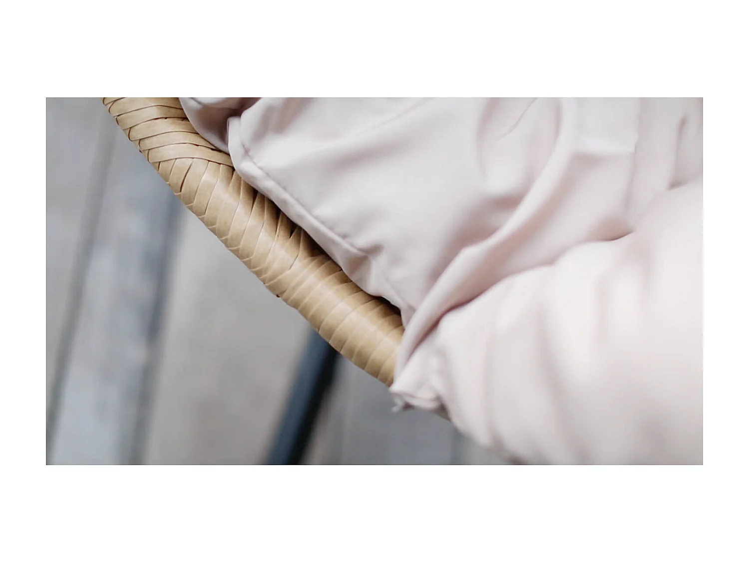 Hangstoel Beige & Zwart van Geweven Hars AUROA met Ondersteuning