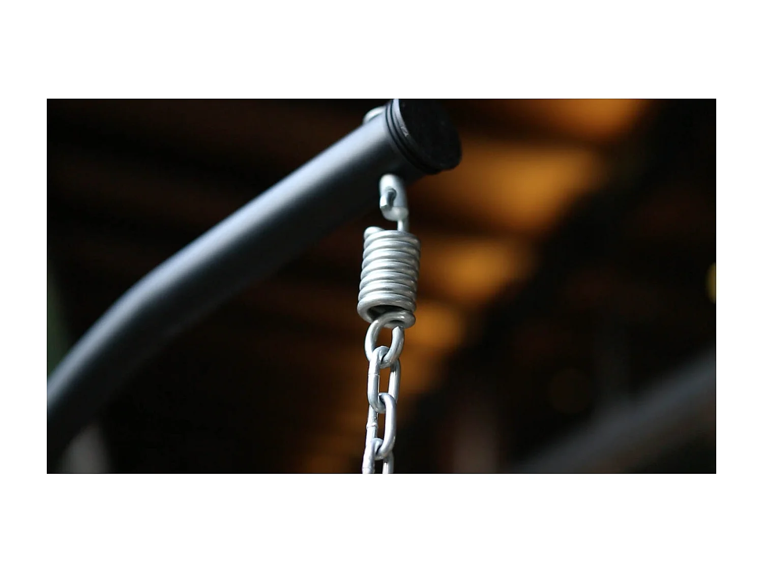 Hangstoel Beige & Zwart van Geweven Hars AUROA met Ondersteuning