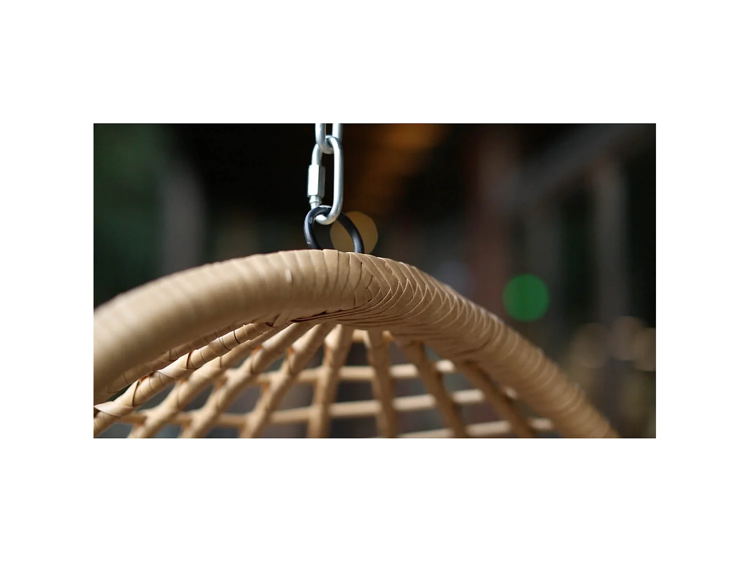 Hangstoel Beige & Zwart van Geweven Hars AUROA met Ondersteuning