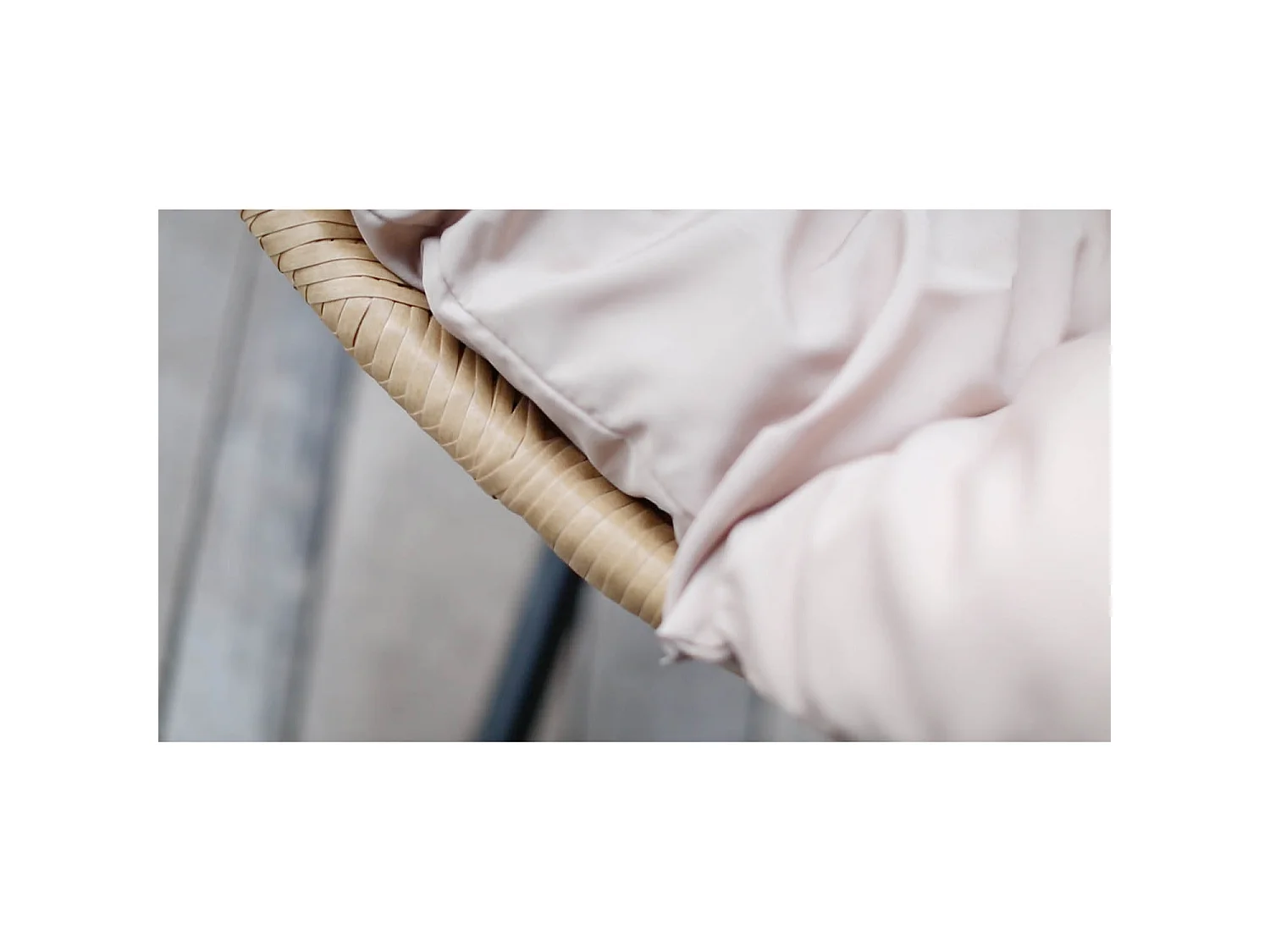 Hangstoel Beige & Zwart van Geweven Hars AUROA met Ondersteuning