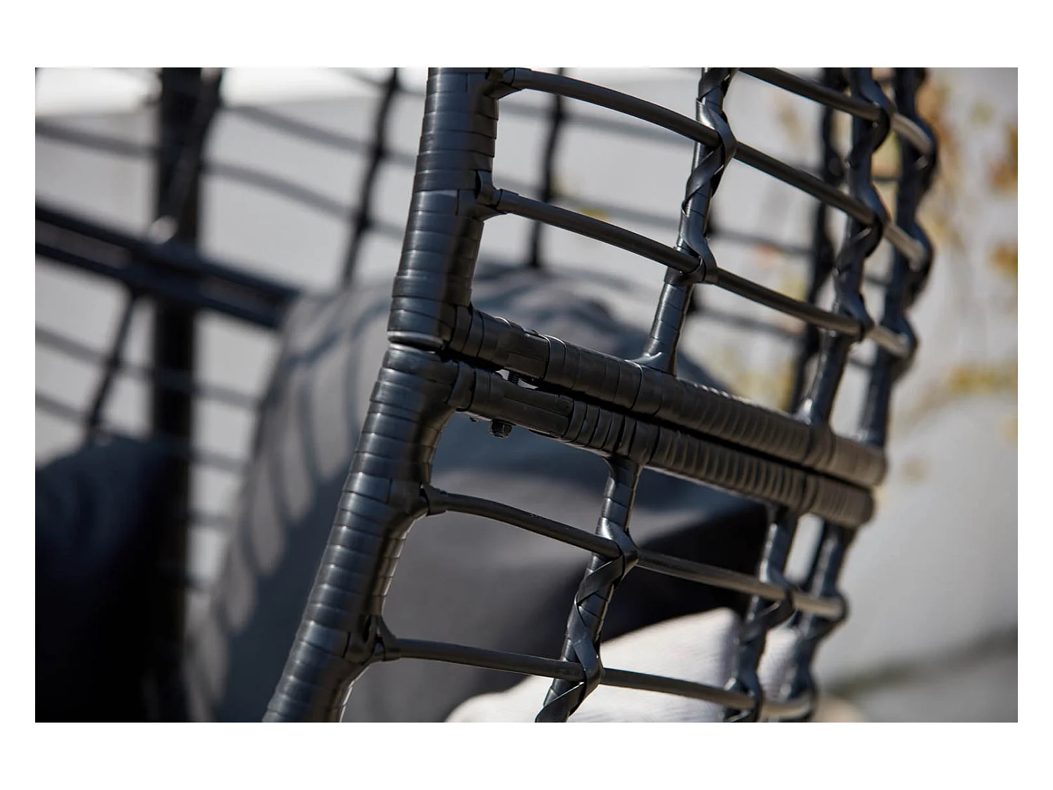 Sillón colgante negra de resina trenzada AUROA