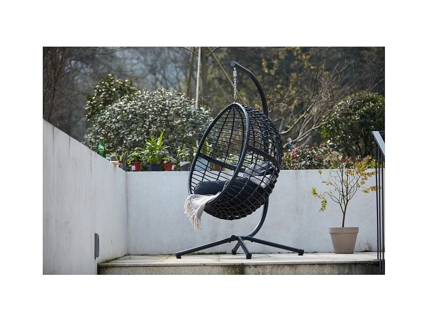 Sillón colgante negra de resina trenzada AUROA