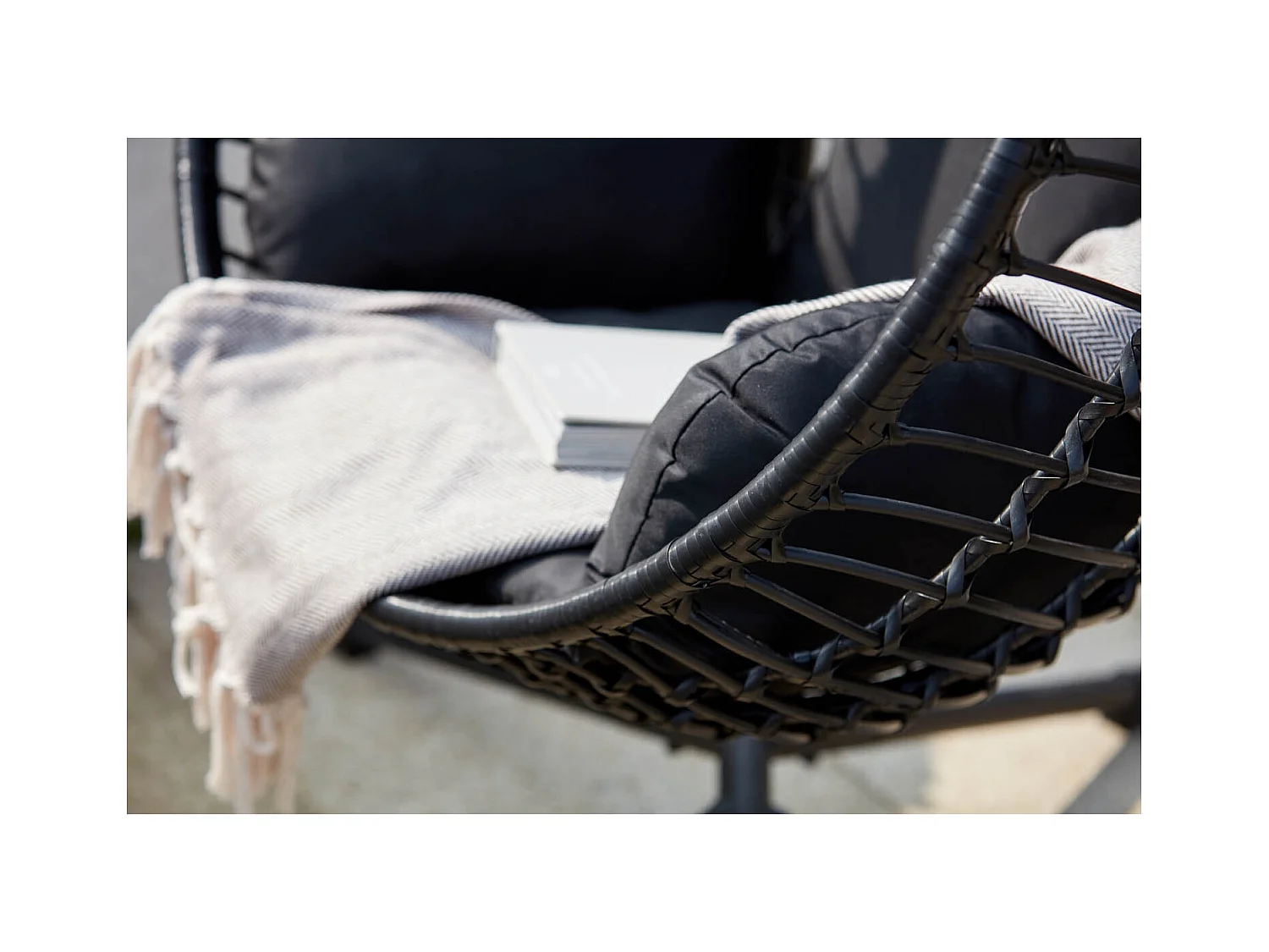 Sillón colgante negra de resina trenzada AUROA