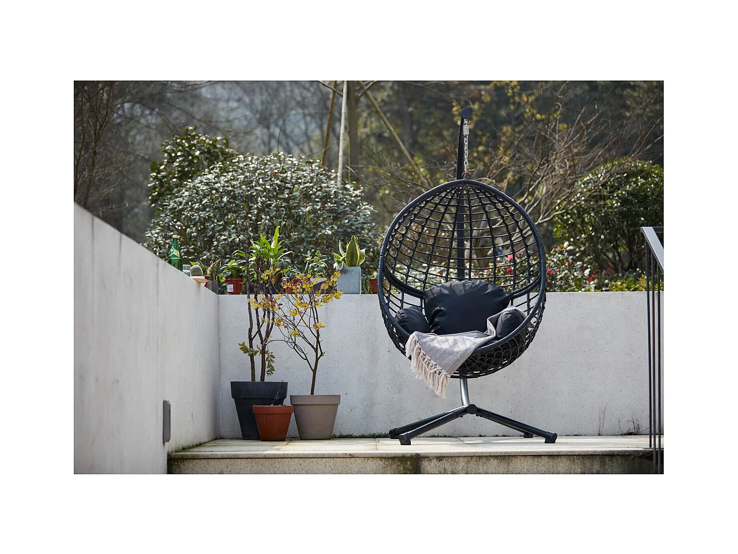 Sillón colgante negra de resina trenzada AUROA