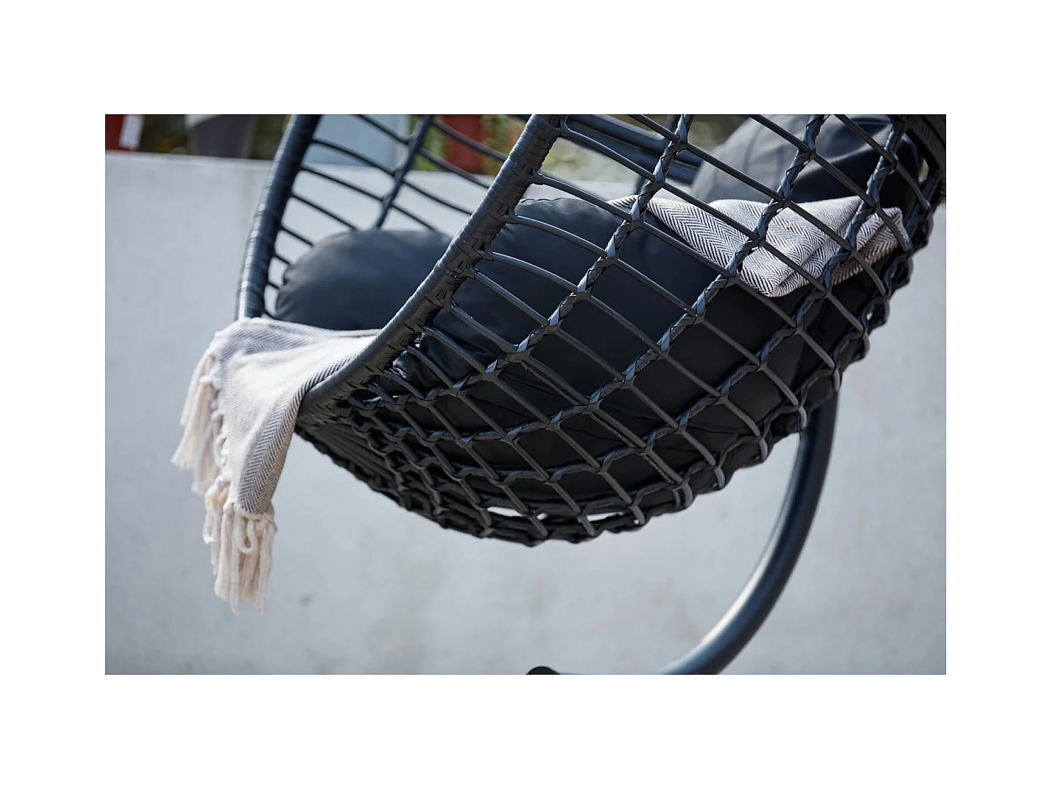 Sillón colgante negra de resina trenzada AUROA