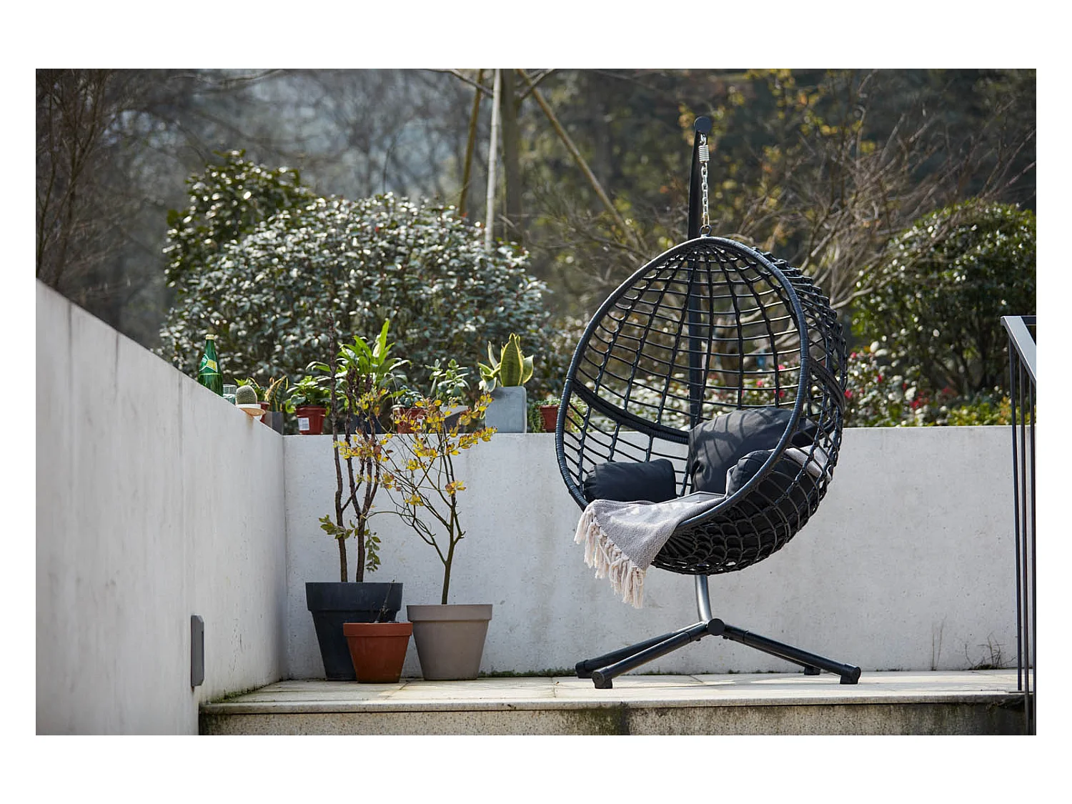 Cadeira suspensa preta em resina trançada AUROA com suporte em aço - Design elegante para interior e exterior