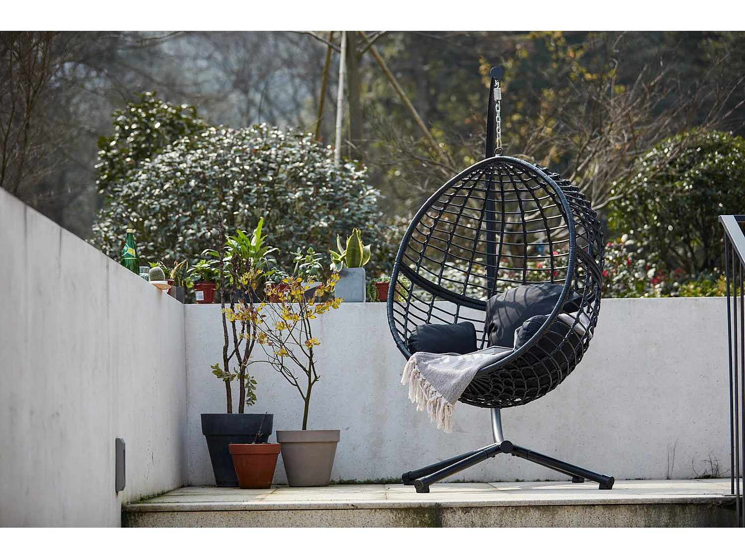 Fauteuil suspendu en résine tressée noir AUROA