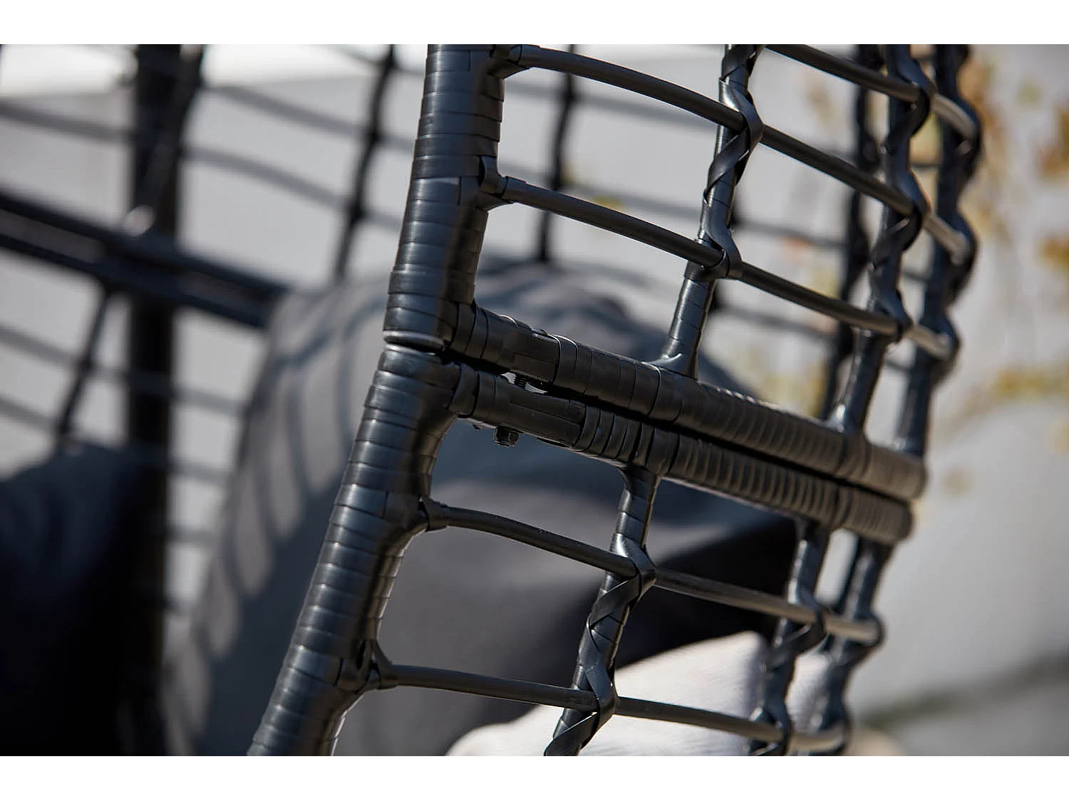 Fauteuil suspendu en résine tressée noir AUROA