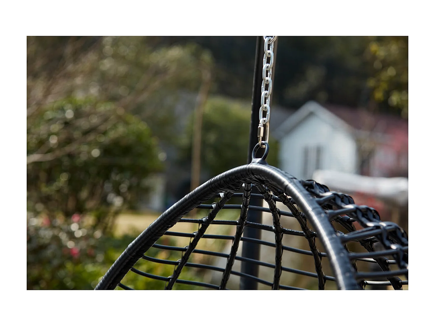 Fauteuil suspendu en résine tressée noir AUROA