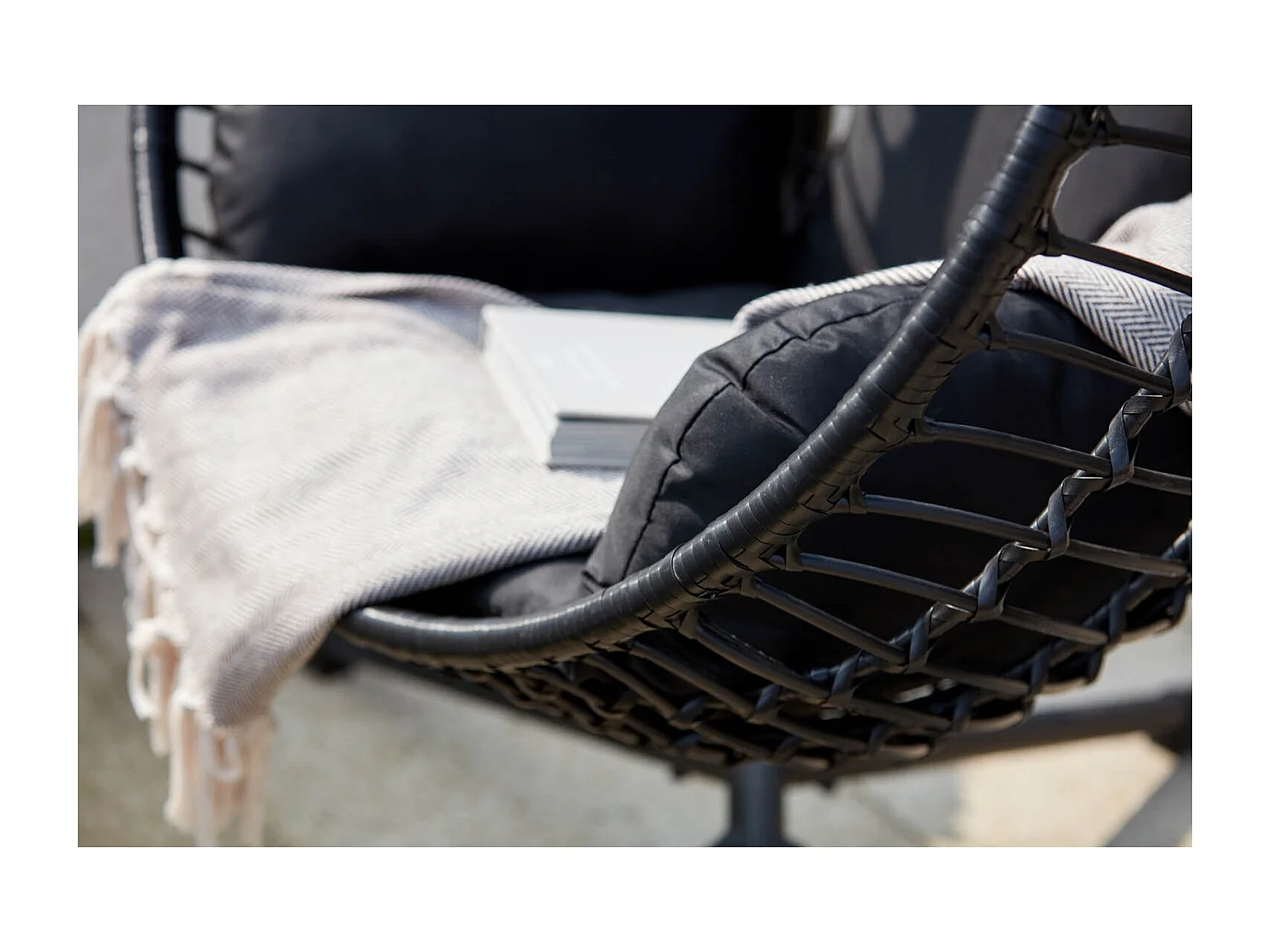 Fauteuil suspendu en résine tressée noir AUROA