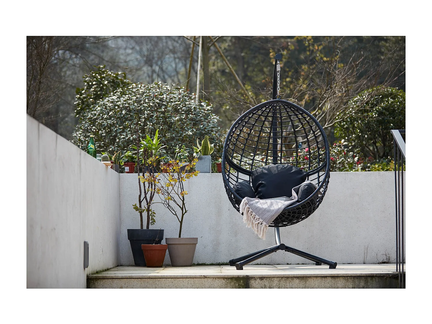 Fauteuil suspendu en résine tressée noir AUROA