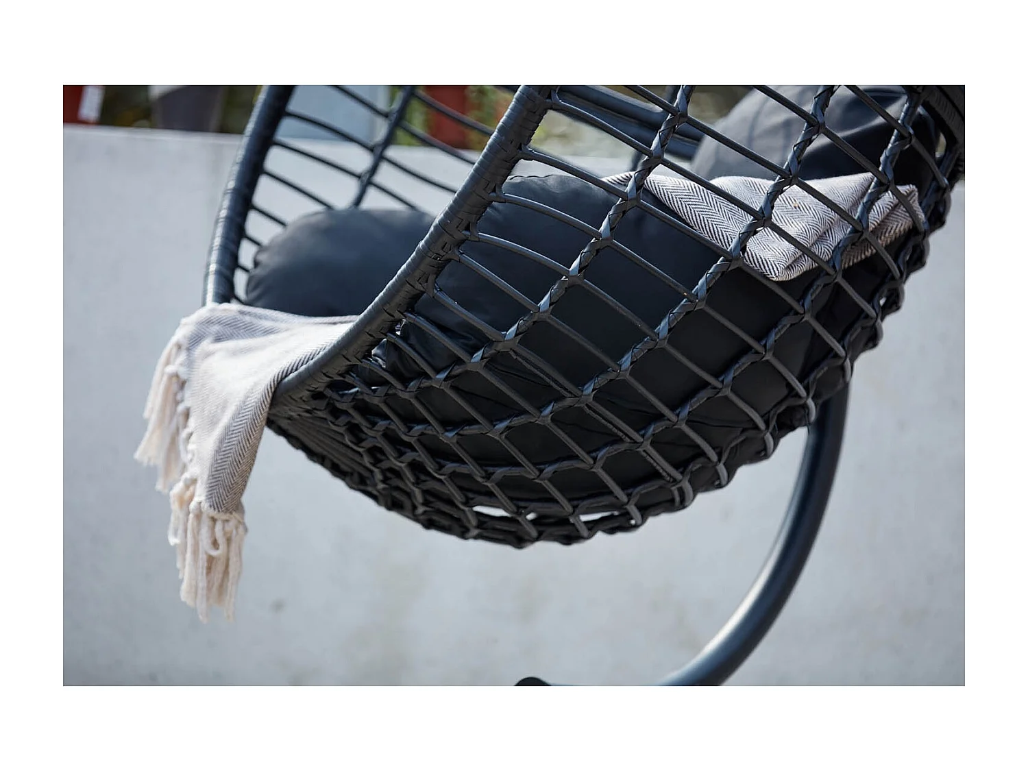 Fauteuil suspendu en résine tressée noir AUROA