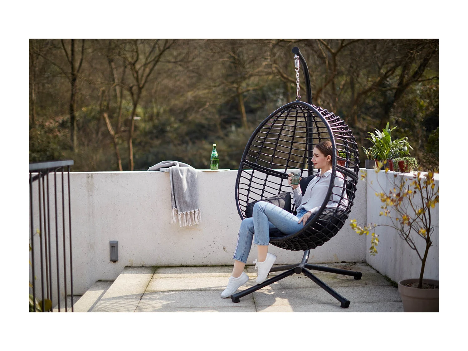 Cadeira suspensa preta em resina trançada AUROA com suporte em aço - Design elegante para interior e exterior