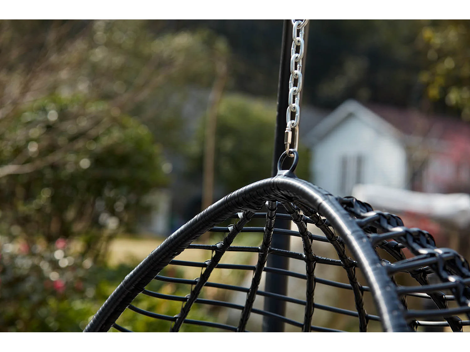 Cadeira suspensa preta em resina trançada AUROA com suporte em aço - Design elegante para interior e exterior