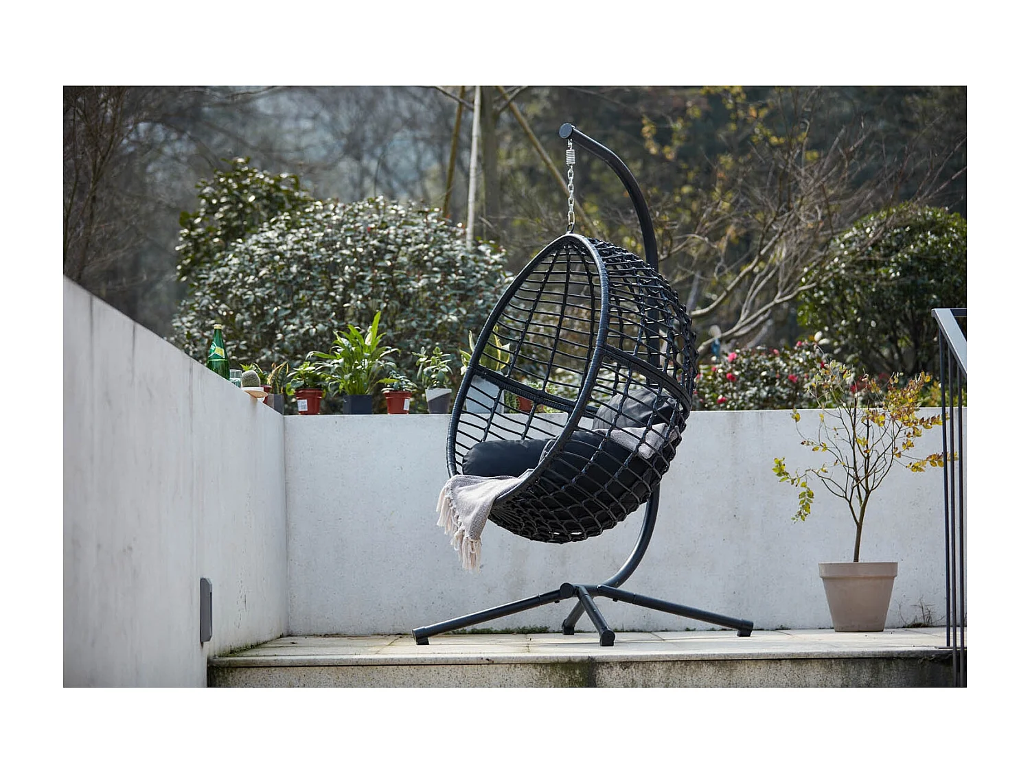 Cadeira suspensa preta em resina trançada AUROA com suporte em aço - Design elegante para interior e exterior