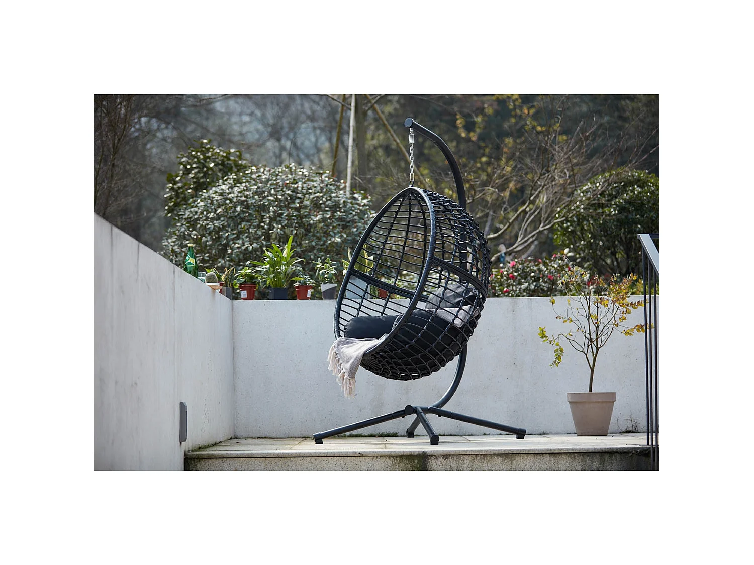 Fauteuil suspendu en résine tressée noir AUROA