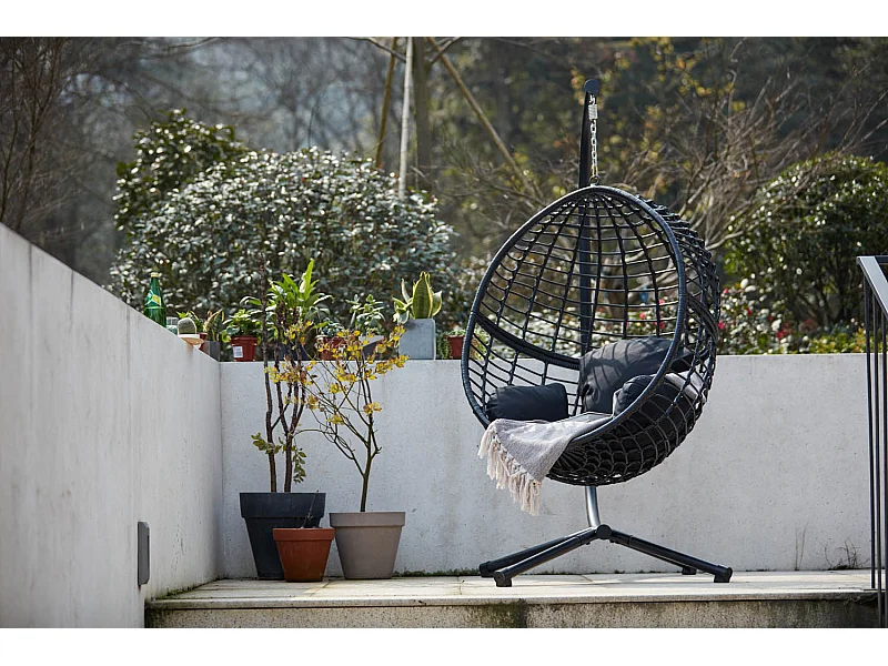 Zwarte hangstoel van gevlochten kunsthars AUROA met stalen frame - Strak design voor binnen en buiten