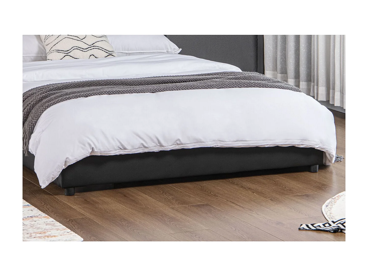 Lit design 160x200 cm en similicuir noir CHESTER