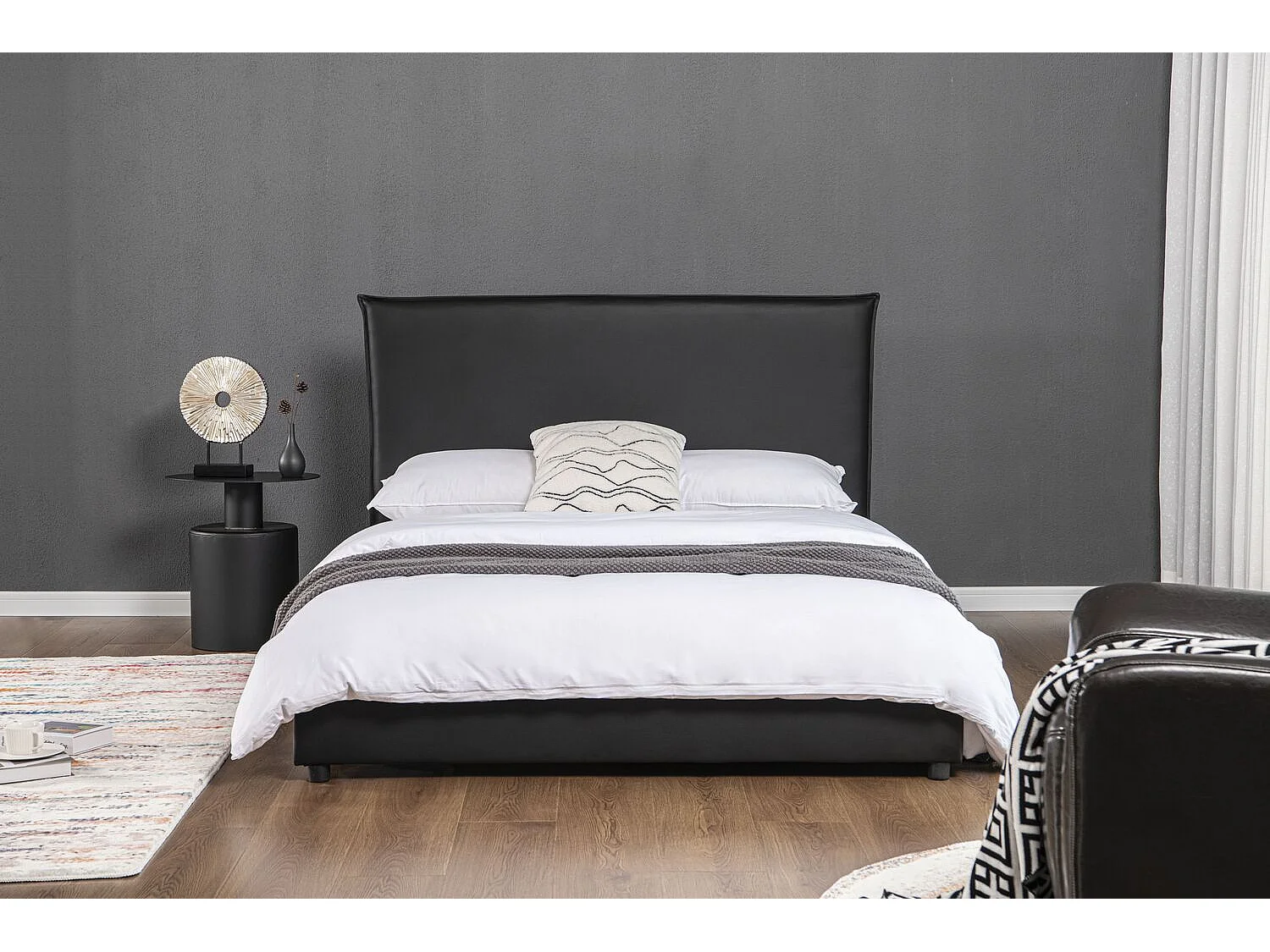 Lit design 160x200 cm en similicuir noir CHESTER