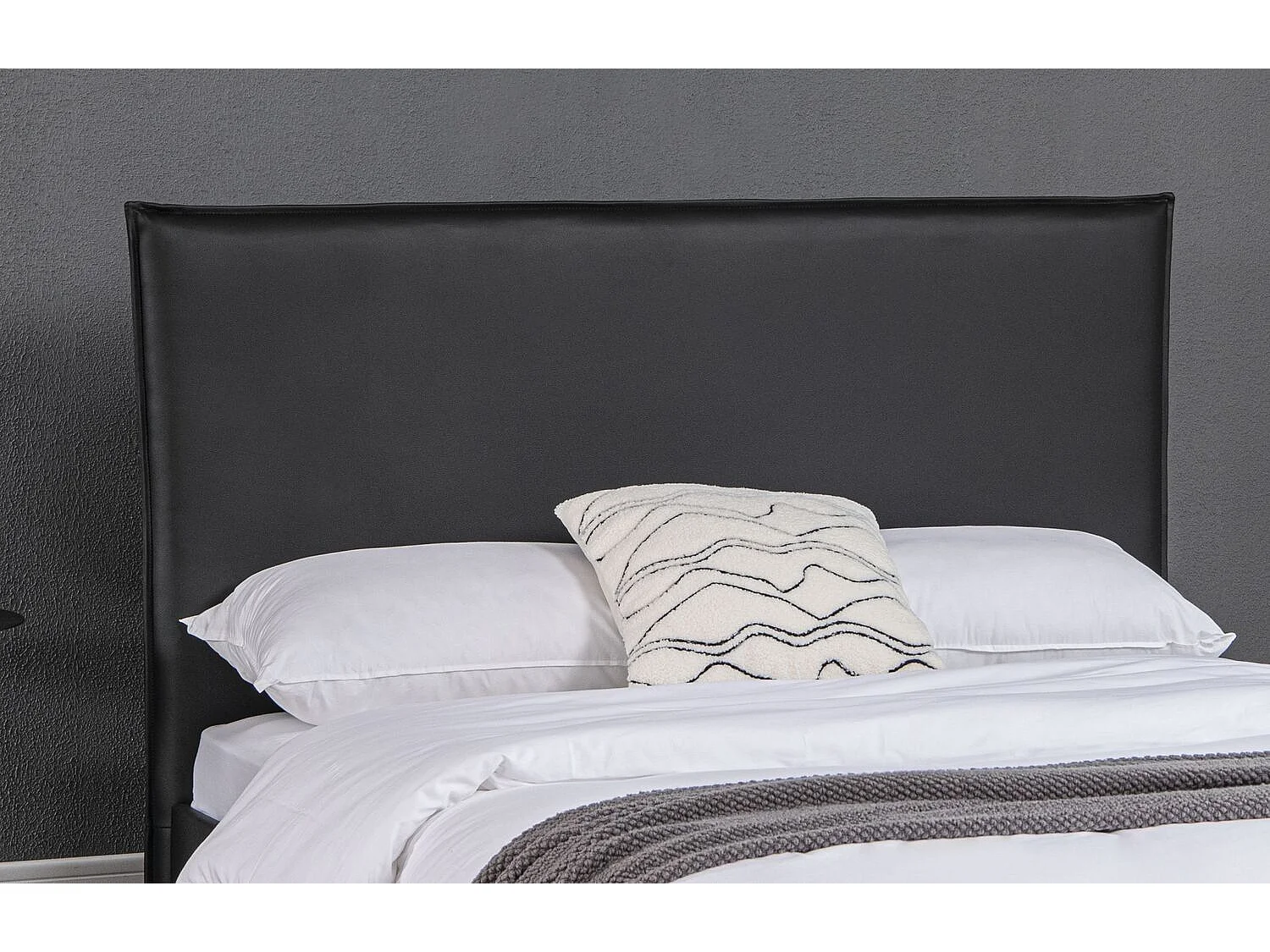 Lit design 160x200 cm en similicuir noir CHESTER