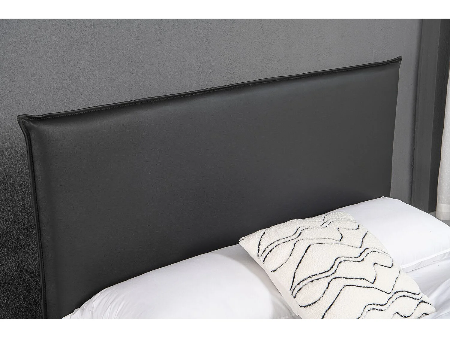 Lit design 160x200 cm en similicuir noir CHESTER