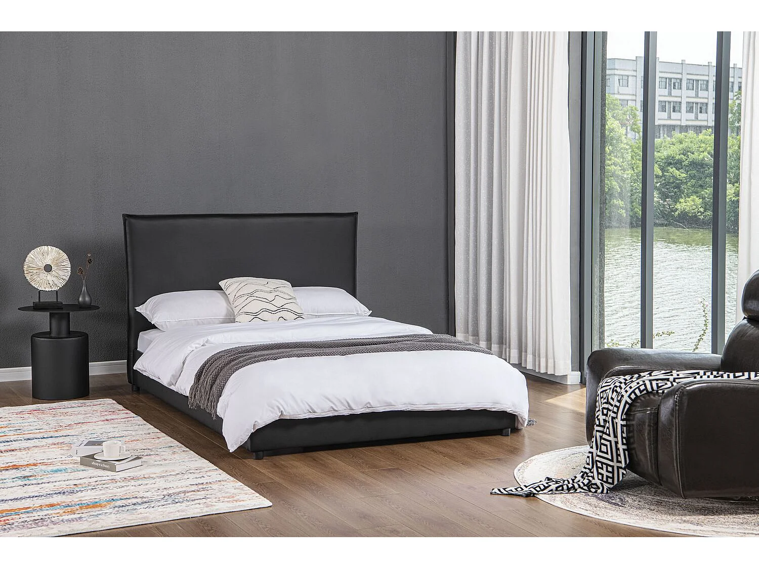 Lit design 160x200 cm en similicuir noir CHESTER