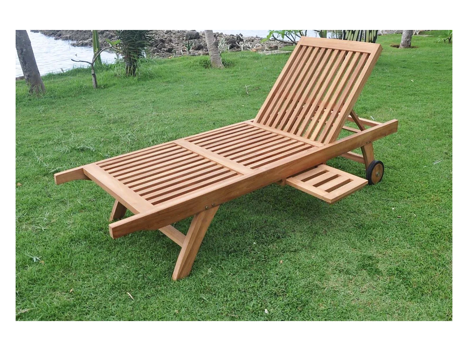 Transat en Teck avec Roues et Plateau TAMANA - Bain de Soleil Réglable pour Extérieur