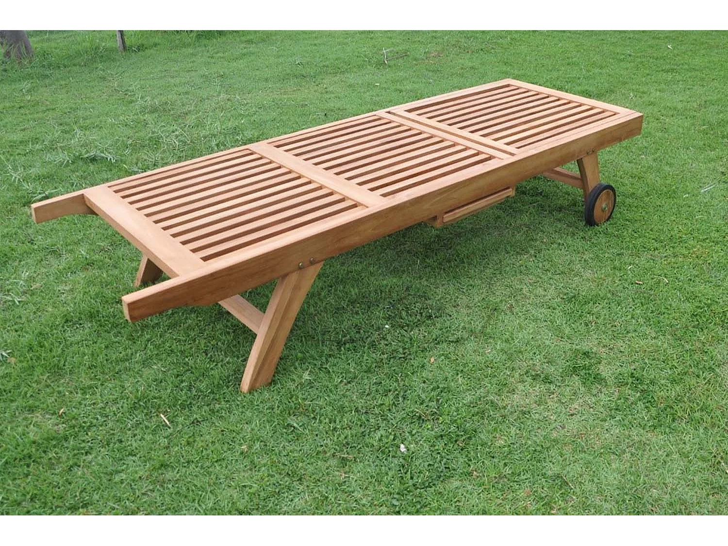 Teak Ligbed met Wielen en Dienblad TAMANA - Verstelbare Zonnebed voor Buiten