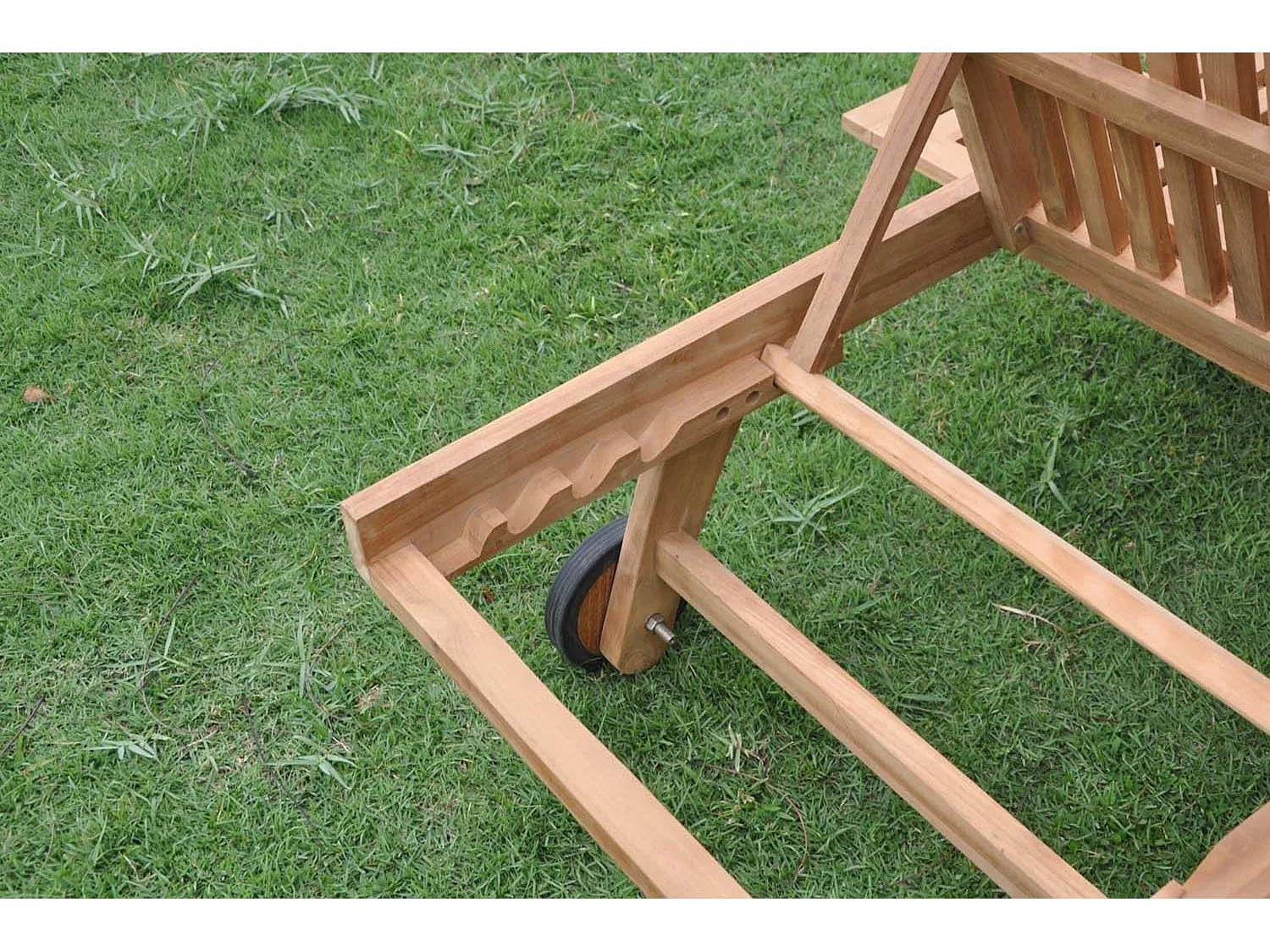 Teak Ligbed met Wielen en Dienblad TAMANA - Verstelbare Zonnebed voor Buiten