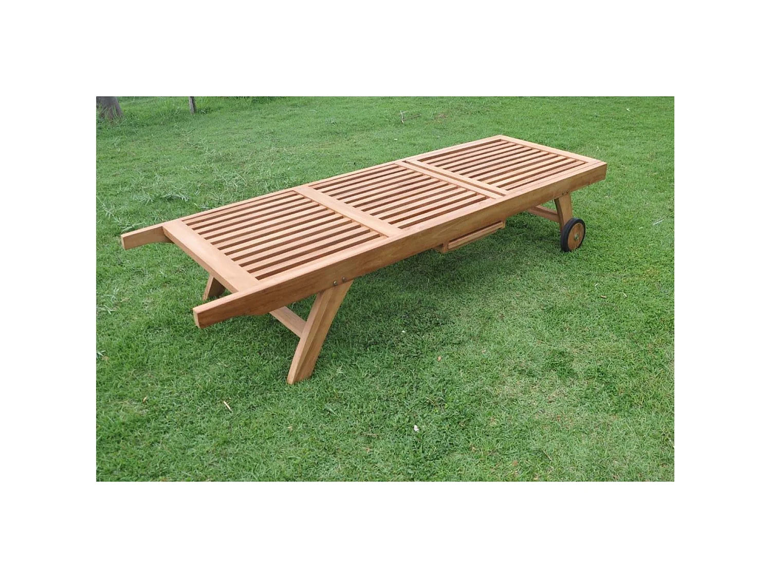 Teak Ligbed met Wielen en Dienblad TAMANA - Verstelbare Zonnebed voor Buiten