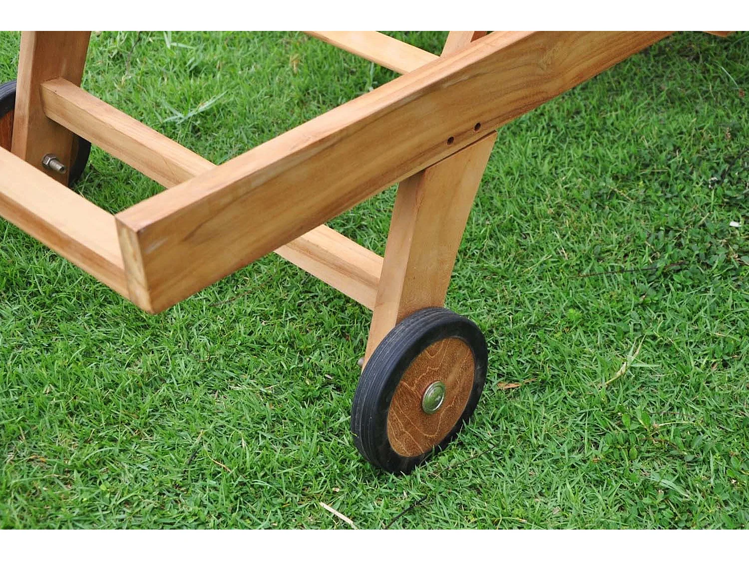 Teak Ligbed met Wielen en Dienblad TAMANA - Verstelbare Zonnebed voor Buiten