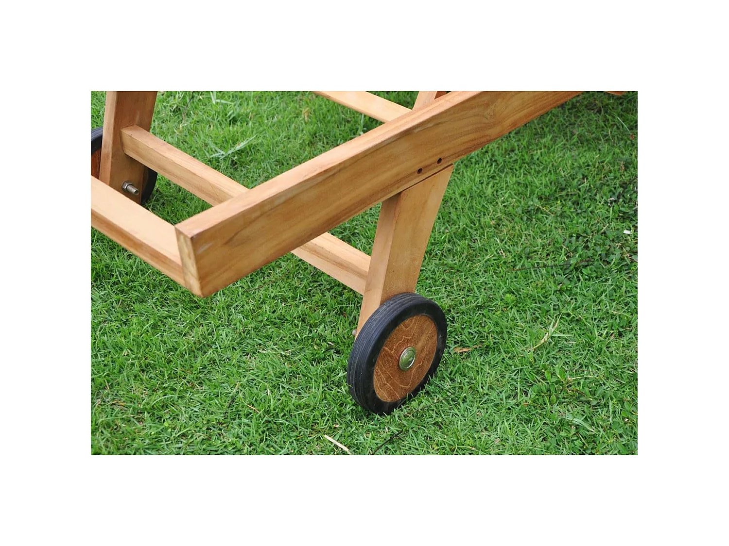 Teak Ligbed met Wielen en Dienblad TAMANA - Verstelbare Zonnebed voor Buiten
