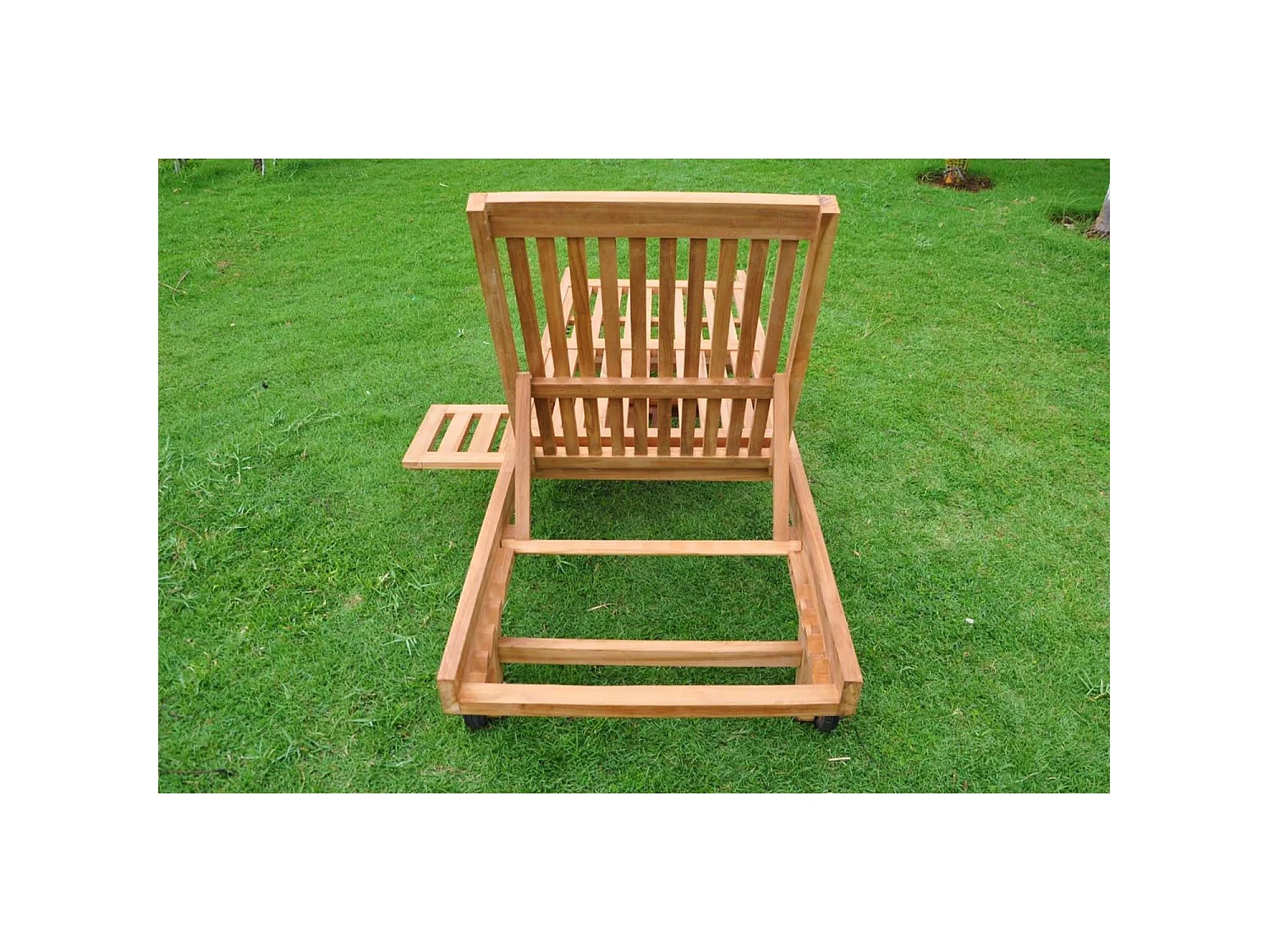 Teak Ligbed met Wielen en Dienblad TAMANA - Verstelbare Zonnebed voor Buiten