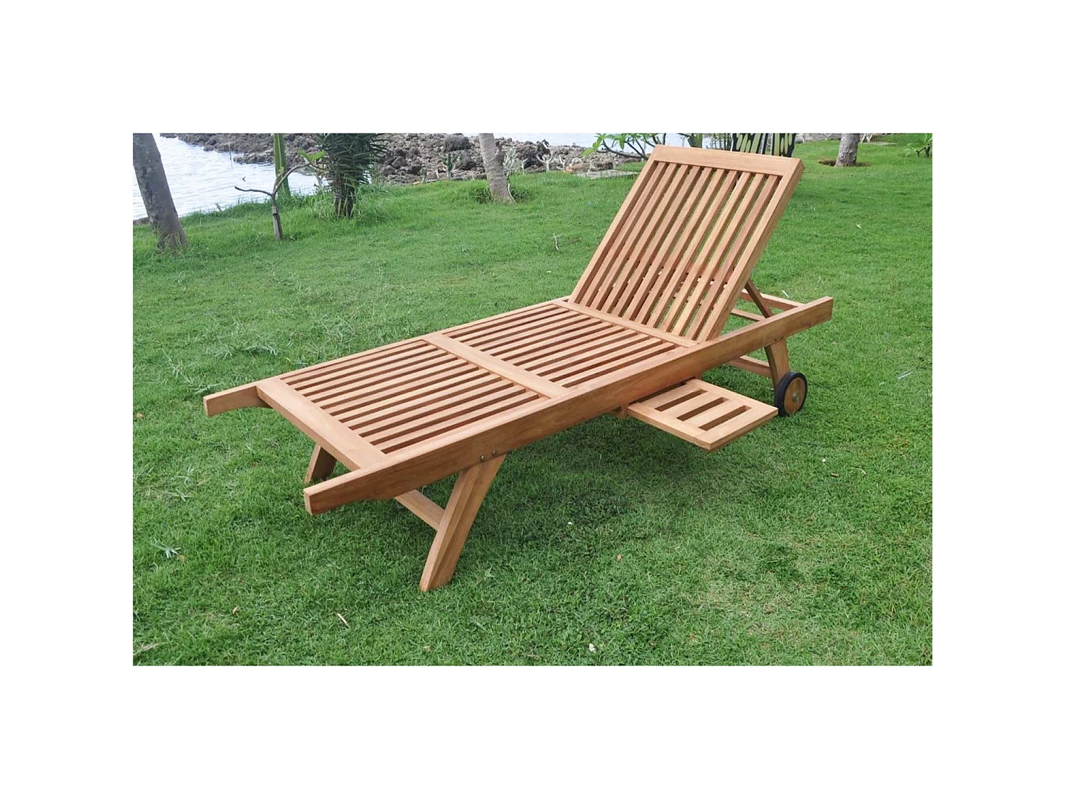Teak Ligbed met Wielen en Dienblad TAMANA - Verstelbare Zonnebed voor Buiten