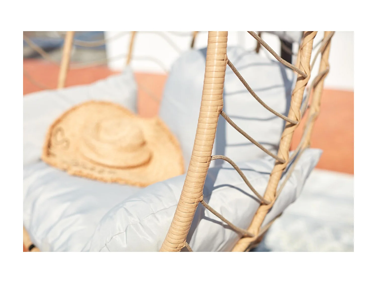 Fauteuil suspendu en résine effet rotin naturel LIMA